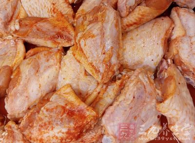 用料雞翅200克,栗子100克,菠菜100克 用料雞翅200克,栗子100克,菠菜100克