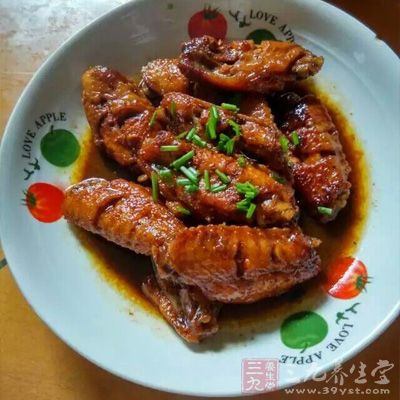 先炒醬油比較容易上色，顏色會更好看，也更入味