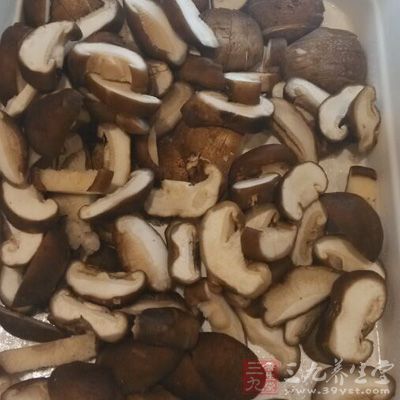 雞翅膀與香菇一起烹煮，可使纖維效果加倍