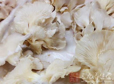 意大利螺絲粉100克,麻椒1個,杏鮑菇1小個,腌制過的雞柳1條 意大利螺絲粉100克,麻椒1個,杏鮑菇1小個,腌制過的雞柳1條
