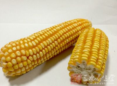 兩根一般大小的甜玉米，椒鹽，生粉，一個雞蛋，蔥