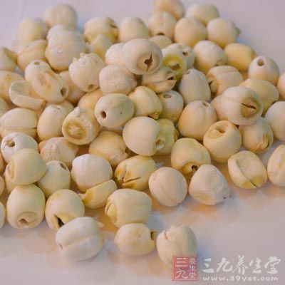 我們首先要把蓮子放在水中浸泡