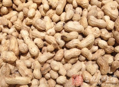 帶皮花生米適量，油少許，鹽少許