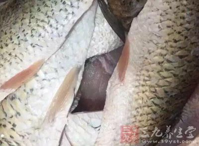 無刺的魚肉，生抽，姜末，小蔥