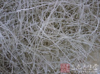 粉絲提前充分泡軟;蔥姜蒜切末 粉絲提前充分泡軟;蔥姜蒜切末