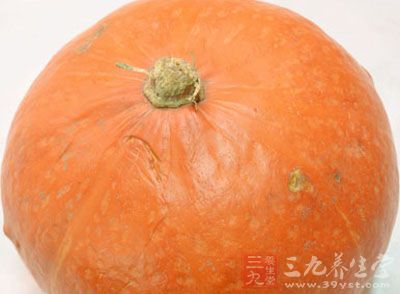 用勺子將南瓜捻成泥