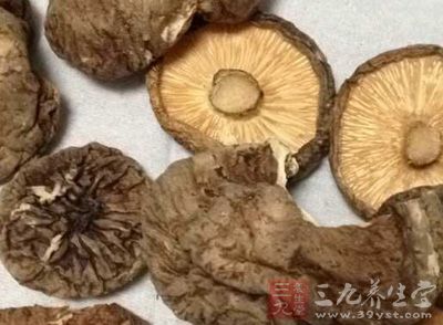 扁豆一把,干香菇,油,鹽,雞精少許 扁豆一把,干香菇,油,鹽,雞精少許
