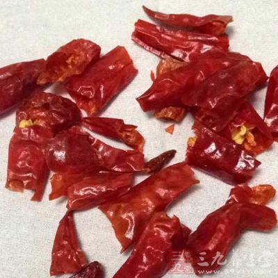 芹菜300克，豆干1塊，鹽1茶匙，干辣椒6顆