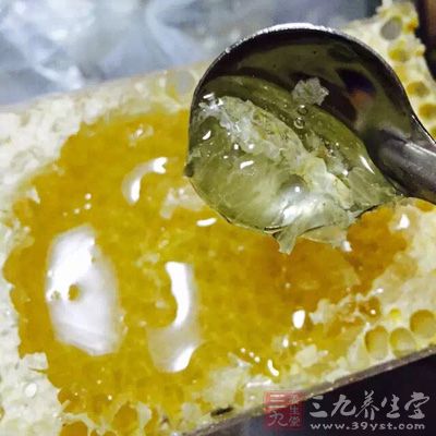 制作蜜棗桂圓粥還需要一大匙蜂蜜