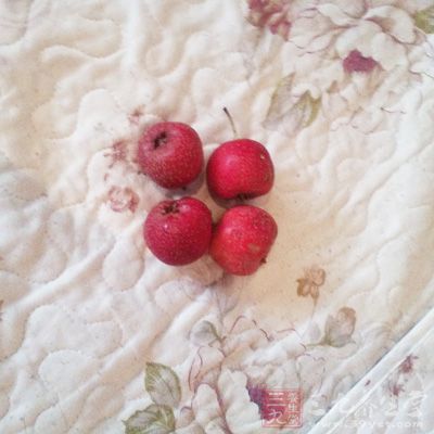 肘子一個,料酒,姜片,鹽,八角,花椒,香葉,蔥斷,山楂片 肘子一個,料酒,姜片,鹽,八角,花椒,香葉,蔥斷,山楂片