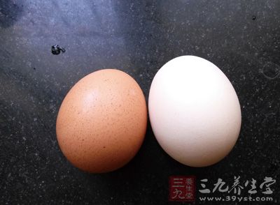 兩顆新鮮的雞蛋 兩顆新鮮的雞蛋