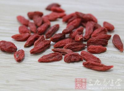 枸杞子50克,黃豆50克,排骨350克,姜10克 枸杞子50克,黃豆50克,排骨350克,姜10克