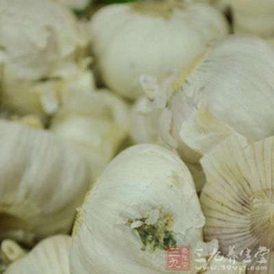 蒜泥、醬油、陳醋、點一點麻油, 喜辣的還可加點老干媽油辣子,or自家炸香的辣椒油 蒜泥、醬油、陳醋、點一點麻油, 喜辣的還可加點老干媽油辣子,or自家炸香的辣椒油