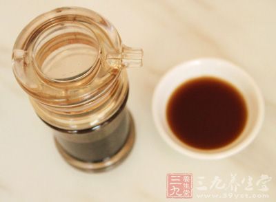 豬皮800克,八角2個,姜1,大蔥1根,陳皮3片,生抽50克,1L方盒3個,清水3升,鹽15克 豬皮800克,八角2個,姜1,大蔥1根,陳皮3片,生抽50克,1L方盒3個,清水3升,鹽15克