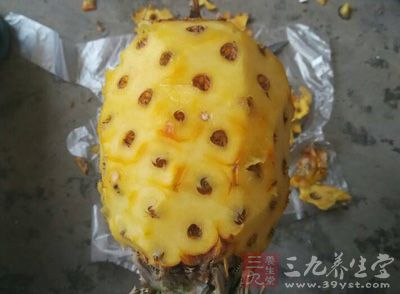新鮮菠蘿(或菠蘿罐頭)50g，青椒(切菱形片)1/2只