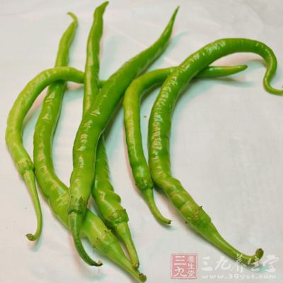 青辣椒適量、姜、大蒜、花生油、鹽