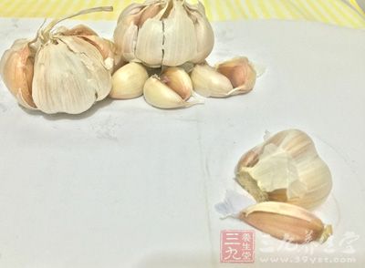 將大蒜搗碎成泥狀
