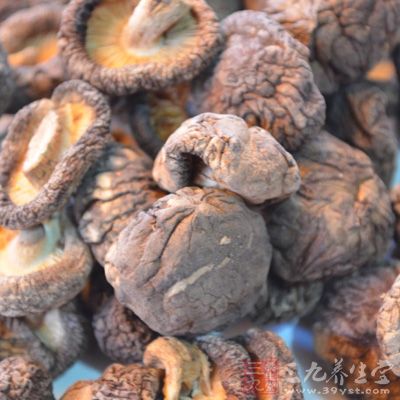 把泡發好的香菇擰干水