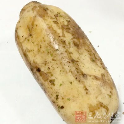 首先將蓮藕切片，泡入清水中