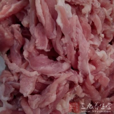 把瘦肉切成絲