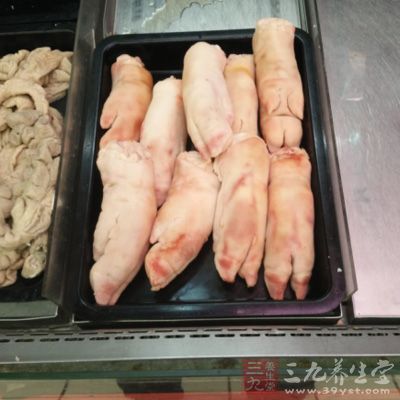 豬蹄含豐富的膠原蛋白，可促進毛皮生長