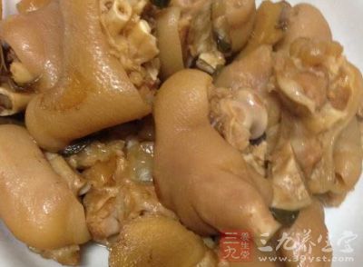 將豬蹄洗淨、焯水、炖爛後備用