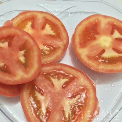 把西紅柿切成小塊兒 把西紅柿切成小塊兒