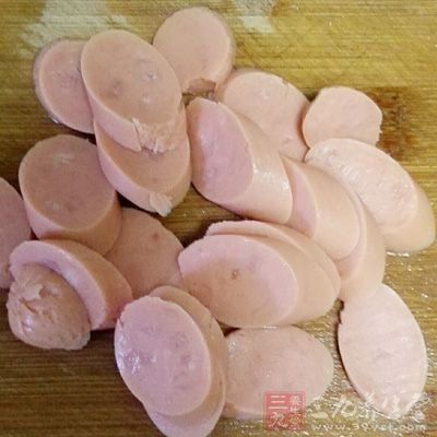 用不粘鍋煎蛋(無須放食用油)，再取兩片全麥切片面包，還可按個人口味加火腿