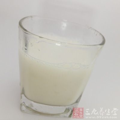牛奶中含有豐富的鈣、維生素D等