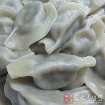 餃子入鍋煮熟