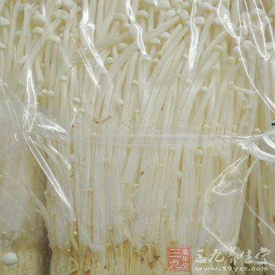 金針菇去根洗淨