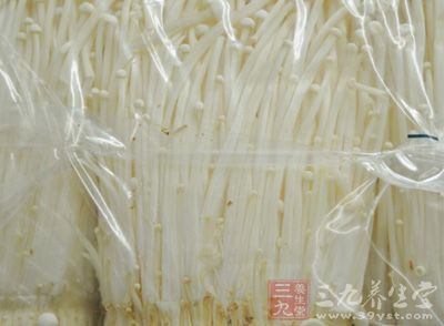 將金針菇剪去根部，一根根撕開