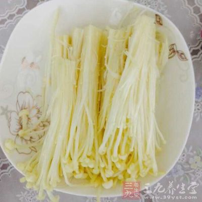 金針菇去根，洗淨