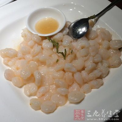 大米50克，鮮蝦仁20克，芹菜末少許