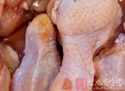 雞腿切塊，放入開水鍋內焯燙至血末浮起