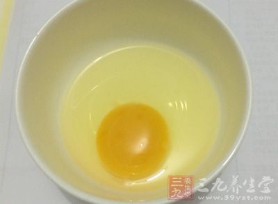 將雞蛋和白糖倒入碗中