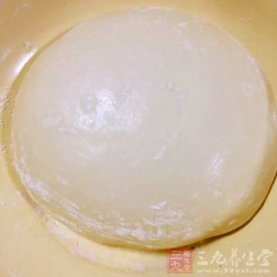 用手和面，至光滑