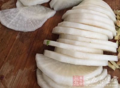 把白蘿卜切成片