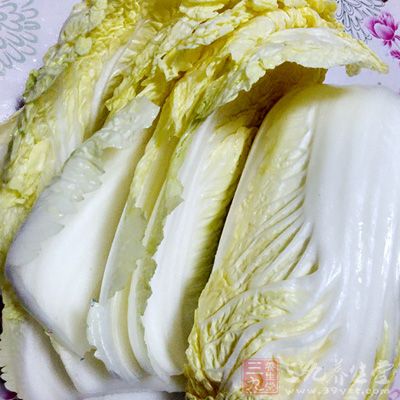 大白菜洗淨，將白菜梆子和葉子分開切好