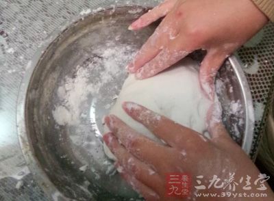 將面粉揉成光滑面團