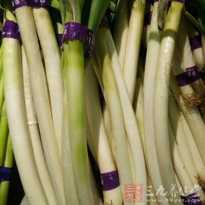 准備一根大蔥切段