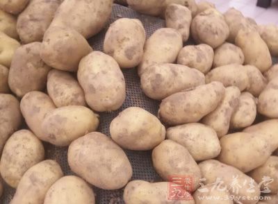 新鮮小土豆連皮兒洗淨備用