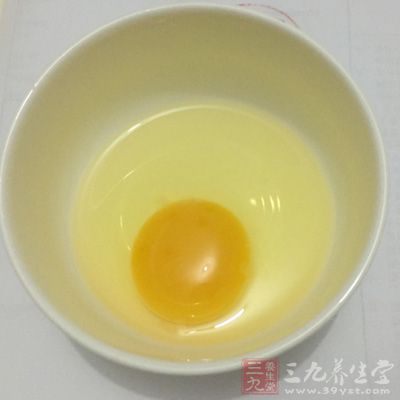 雞蛋打散加入白糖，攪拌均勻