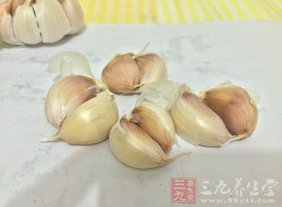香料粉的制作過程。准備一個小碗,放入八角、花椒、香葉、生姜、大蒜、大蔥和小茴香 香料粉的制作過程。准備一個小碗,放入八角、花椒、香葉、生姜、大蒜、大蔥和小茴香