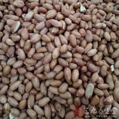 花生米炒熟，芹菜洗淨