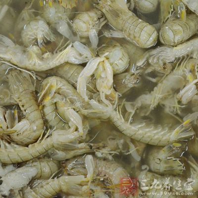 北極蝦、料酒、鹽、胡椒粉、醬油、白糖、干辣椒、姜蔥蒜、芝麻油 北極蝦、料酒、鹽、胡椒粉、醬油、白糖、干辣椒、姜蔥蒜、芝麻油