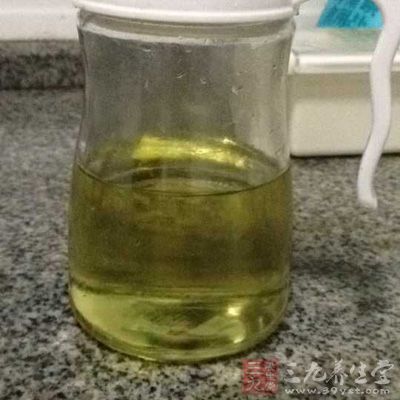 鍋中放足夠的食用油,大火燒至六成熱 鍋中放足夠的食用油,大火燒至六成熱