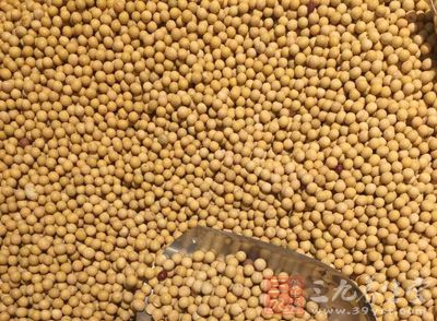 豬蹄2只，黃豆適量