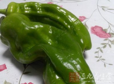 青椒處理，洗淨，切成合適大小