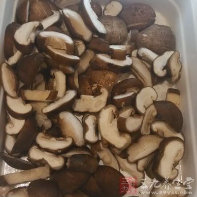 加入香菇片煮5分鐘 加入香菇片煮5分鐘